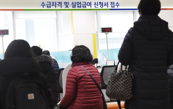 지난 2월13일 대전 서구 고용복지플러스센터에서 실업급여 신청자들이 상담을 받기 위해 기다리고 있다. (사진=뉴시스)