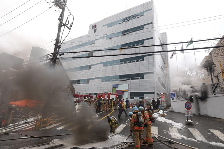 지난해 11월24일 서울 서대문구 충정로 3가 KT 건물지하 통신구에서 화재가 발생해 서울도심 곳곳에 통신장애가 발생했다. 사진=뉴시스