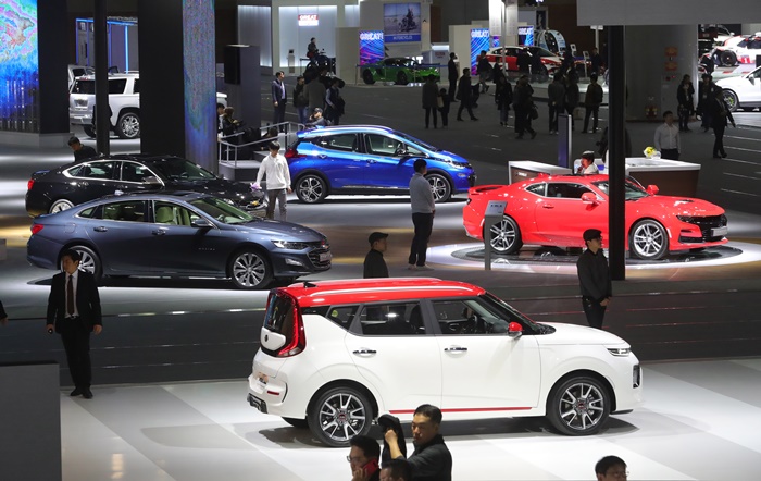 28일 경기 고양시 일산서구 킨텍스에서 열린 2019 서울모터쇼 프레스데이에 참석한 취재진들이 전시된 차량들을 둘러보고 있다.