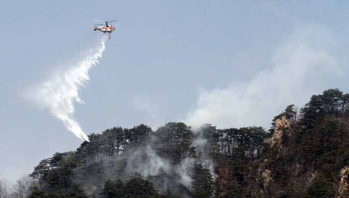 5일 오후 강원 인제군 남면 남전리 산불현장에 투입된 산림청헬기가 진화 작업을 벌이고 있는 모습. <사진=뉴시스>