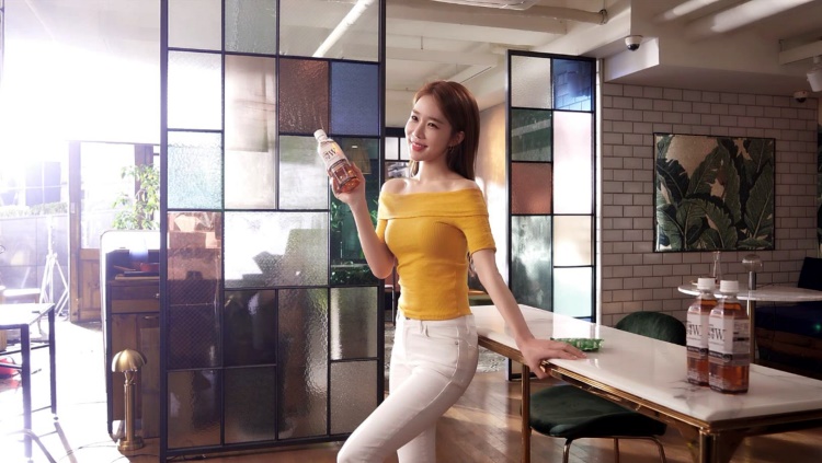 코카콜라 ‘신체건강 W’ TV 광고 촬영장에서 배우 유인나. 사진제공=코카콜라사