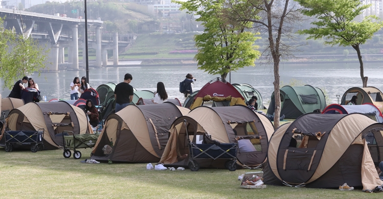 지난 22일 서울 뚝섬한강공원에서 시민들이 텐트를 치고 휴식을 즐기고 있다. <사진=뉴시스>