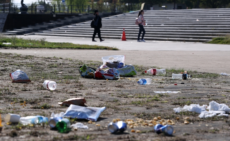 서울세계불꽃축제 다음날인 지난해 10월7일 서울 여의도 한강공원 일대에 쓰레기들이 널부러져 있다. <사진=뉴시스>