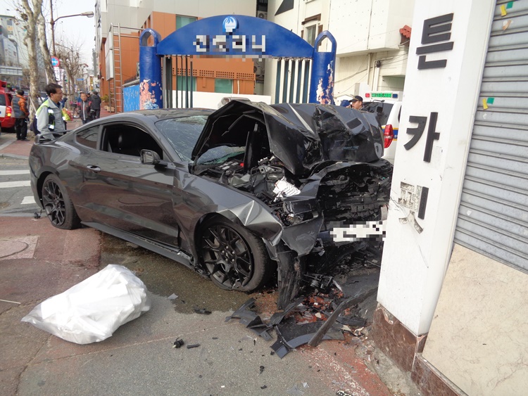 대전중부경찰서는 지난 2월10일 대전 중구 부사동 대흥네거리에서 10대 운전자가 무면허로 렌터카를 몰다 인도로 돌진해 보행자를 치어 숨지게해 3명의 사상자가 발생했다고 밝혔다. <사진제공=대전지방경찰청>