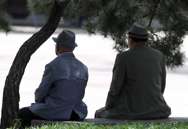지난해 5월 어버이날을 하루 앞두고 서울 탑골공원을 찾은 노인들이 벤치에 앉아 시간을 보내고 있다. <사진=뉴시스>