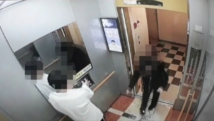 2명의 청소년들이 초인종을 누른 뒤 엘레베이터 안으로 달아나고 있다. <사진제공=성북경찰서>
