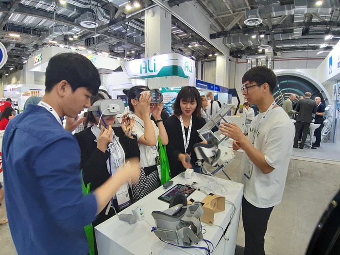 지난달 18일부터 20일까지 싱가포르에서 열린 ‘커뮤닉아시아 2019’에서 VR·AR 소셜 플랫폼 업체 ‘살린’이 관람객들에게 서비스를 소개 중이다. 사진제공=KT