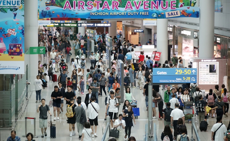 24일 인천국제공항 면세점이 휴가철을 맞아 해외로 떠나는 여행객들로 붐비고 있다. <사진=뉴시스>