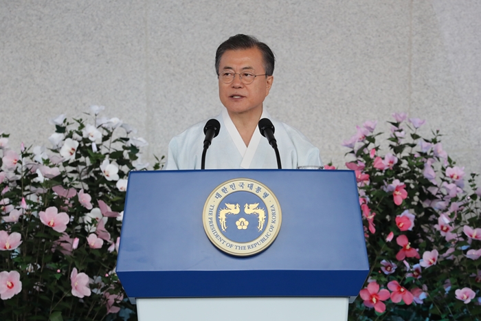 문재인 대통령이 15일 천안 독립기념관 겨레의 집에서 열린 제74주년 광복절 경축식에서 경축사를 하고 있다.