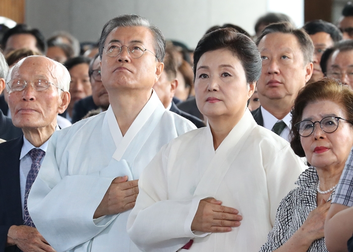 문재인 대통령이 15일 천안 독립기념관 겨레의 집에서 열린 제74주년 광복절 경축식에서 경축사를 하고 있다.