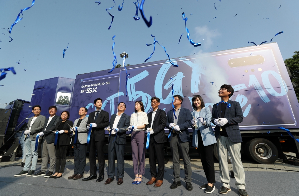 20일 오전 서울 송파구 올림픽공원에서 열린 SK텔레콤, 갤럭시노트 10/10+ 출시 기념 행사에서 참석자들이 5G 체험 트레일러 출정식 테이프 커팅을 하고 있다. <사진=뉴시스>