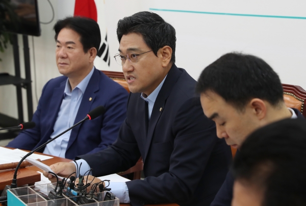 20일 서울 여의도 국회에서 열린 바른미래당 제55차 원내대책회의에서 오신환 원내대표가 모두발언하고 있다.