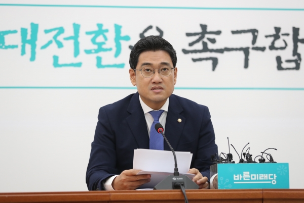 바른미래당 오신환 원내대표가 22일 서울 여의도 국회에서 원내대표 취임 100일 기자회견을 하고 있다.
