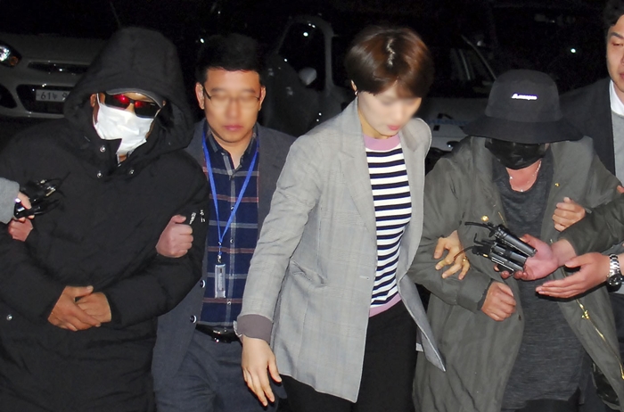 4월8일 인천공항에서 체포된 래퍼 마이크로닷의 부모 신모(61)씨 부부가 충북 제천경찰서로 압송되고 있는 모습. 사진=뉴시스