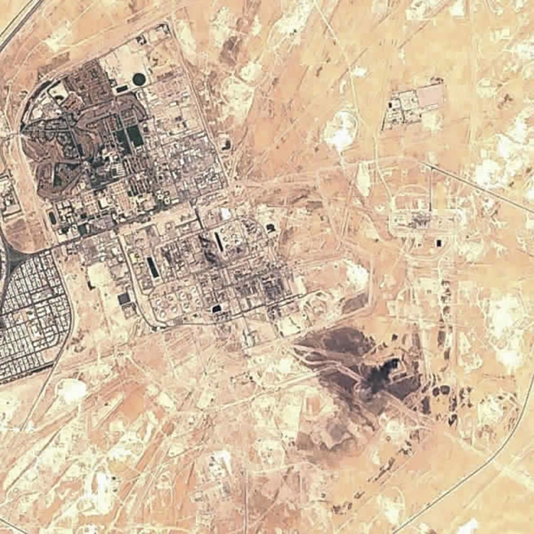 15일 EU가 공개한 위성 사진에 사우디 부크야크의 국영 석유회사 아람코의 아브카이크 원유처리 시설 일부가 검게 탄 모습으로 나타나 있다.