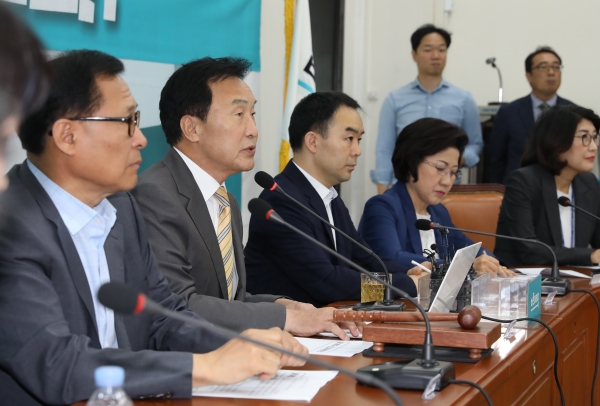 18일 서울 여의도 국회에서 열린 바른미래당 최고위원회의에서 손학규 대표가 모두발언하고 있다.