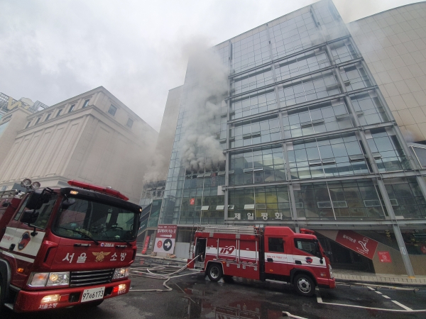 22일 오전 서울 중구 제일평화시장에서 화재가 발생해 소방당국이 화재 잔화작업을 하고 있다.