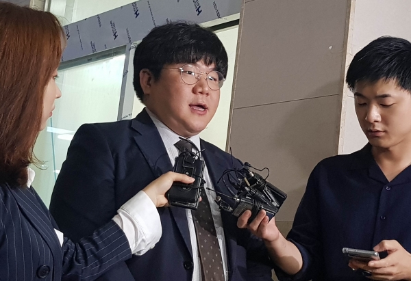 장제원 자유한국당 의원 아들인 래퍼 장용준(19·활동명 '노엘')씨 측 변호인인 이상민 변호사가 10일 오후 서울 마포경찰서에서 기자들과 만나 관련 의혹을 설명하고 있다.