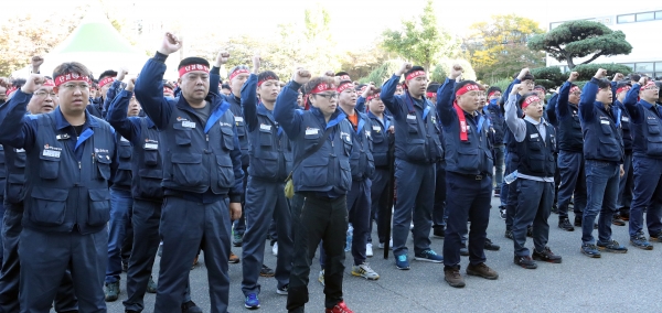 한국지엠 노동조합이 최근 회사 경영진의 사퇴를 주장하며 텐트 농성에 돌입했다