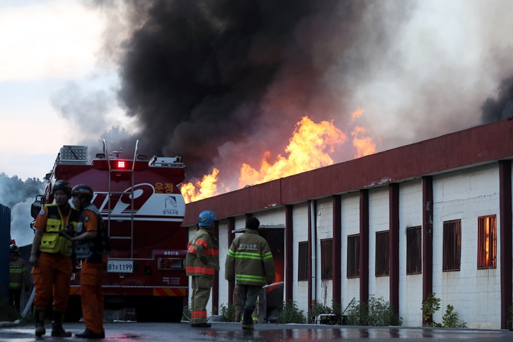 지난해 8월1일 경기도 파주시의 한 물류창고에서 화재가 발생해 소방관들이 화재를 진압하고 있다. <사진=뉴시스>