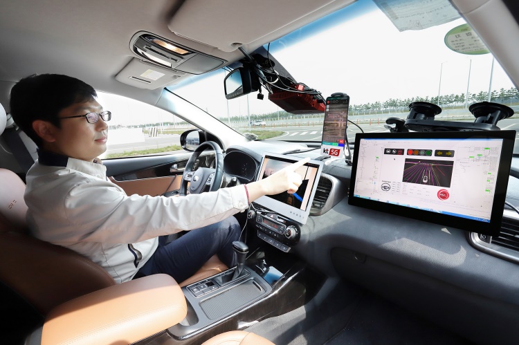 현대모비스 서산주행시험장에서 모비스의 자율주행차 ‘엠빌리’로 KT 5G V2X 기반 자율주행 기술을 시연하고 있다.