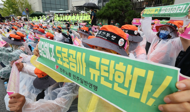 고속도로 요금수납원 노동자들이 지난 9월9일 정부세종청사 국토교통부 앞에서 한국도로공사 입장발표에 대한 기자회견을 열고 이강래 도로공사 사장 규탄과 1500명 직접고용을 촉구하고 있다. 사진=뉴시스