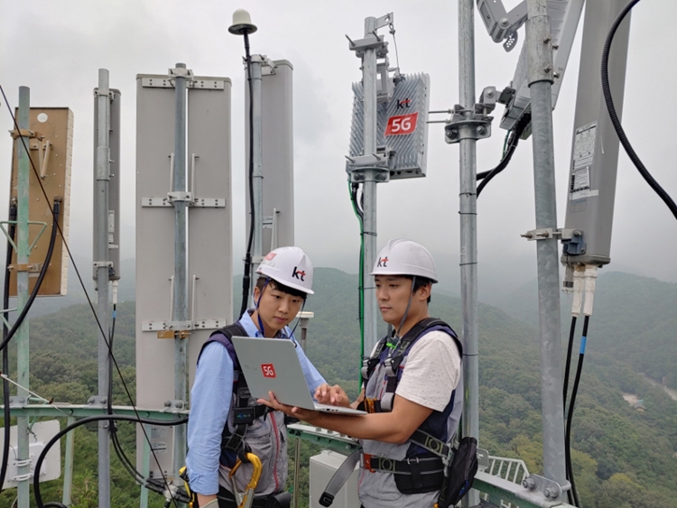KT 네트워크부문 직원들이 대구 팔공산에 5G 기지국을 설치하고 품질을 점검하고 있는 모습. 사진제공=KT
