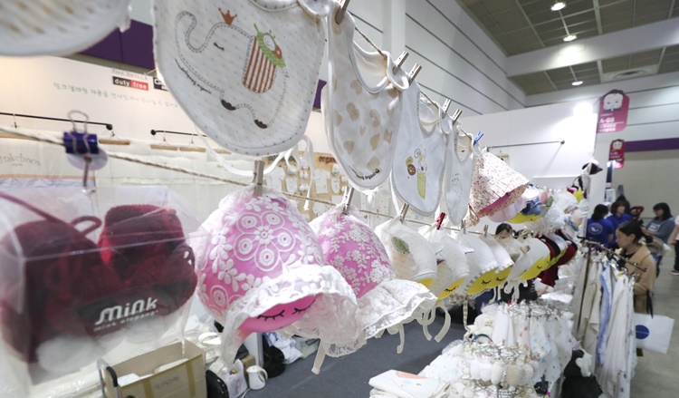 지난해 11월1일 서울 강남구 코엑스에서 열린 ‘2018 코베 베이비페어’를 찾은 관람객들이 유아용품을 둘러보고 있다. <사진=뉴시스>