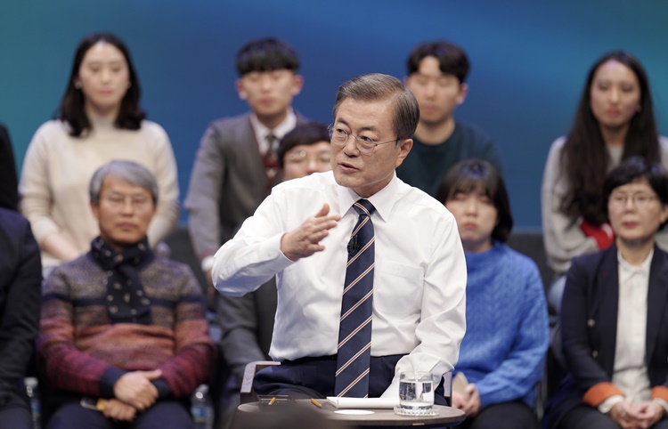 문재인 대통령이 지난 19일 서울 MBC 미디어센터에서 열린 ‘국민이 묻는다, 2019 국민과의 대화’에 참석해 국민 패널들의 질문에 답하고 있다. <사진=뉴시스>