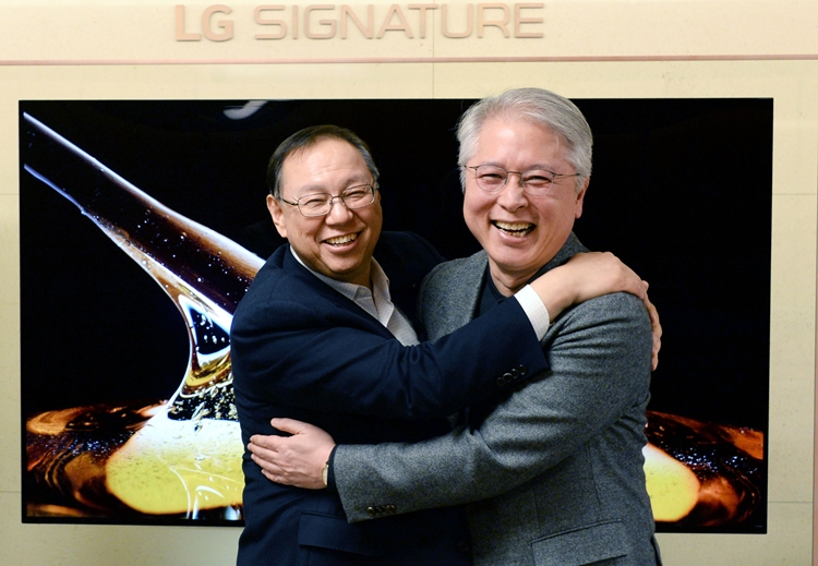 LG전자 조성진(왼쪽) 부회장이 28일 서울 여의도 트윈타워 집무실에서 LG전자 신임 CEO에 선임된 권봉석 사장에게 축하인사를 건네고 있다. (사진=LG전자 제공)