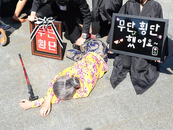 지난 2014년 9월 19일 서울시가 서울 종로구 탑골공원 인근에서 무단횡단의 위험을 알리고 교통사고 피해를 줄이기 위한 ‘저승사자 퍼포먼스’를 하고 있다. <사진=뉴시스>