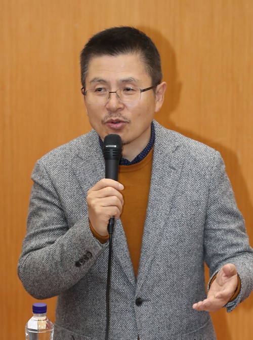 황교안 자유한국당 대표가 6일 서울대학교에서 경제학부 학생을 대상으로 특강을 하고 있다. <사진=뉴시스>