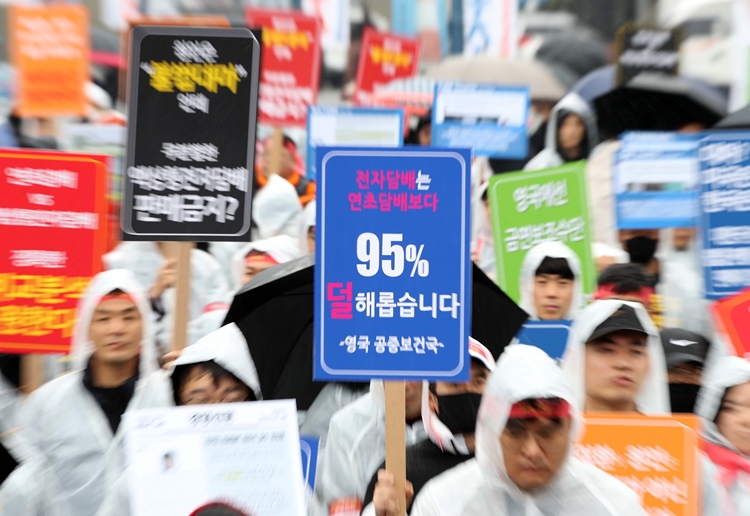 한국전자담배산업협회 회원들이 지난 11월24일 서울역 광장에서 담배사업법 개정안 및 국민건강증진법 개정안 반대를 촉구하는 집회를 하고 있는 모습. 사진=뉴시스