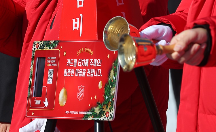 구세군 한국군국이 지난달 29일 서울 광화문광장에서 ‘2019 구세군 자선냄비 시종식’을 열고 전국 353곳에서 거리모금을 시작했다. 사진은 신용카드를 대면 1000원씩 기부할 수 있는 ‘스마트 자선냄비’ 모습. <사진=뉴시스>