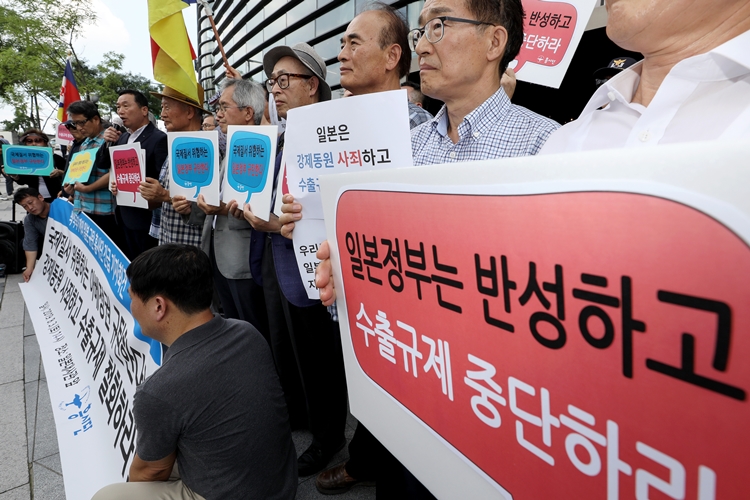 흥사단 관계자들은 지난 8월3일 서울 종로구 일본대사관 앞에서 ‘백색국가 제외 일본 규탄 긴급 기자회견’을 열었다. 사진=뉴시스