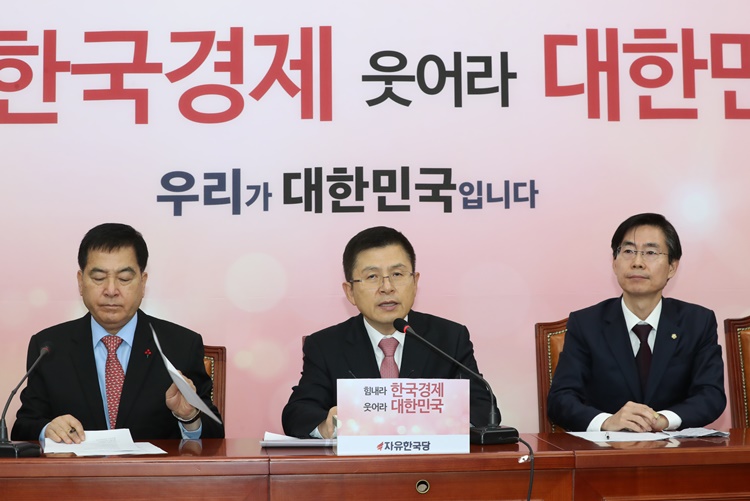 황교안 자유한국당 대표가 지난 9일 서울 여의도 국회에서 열린 당 최고위원회의에서 발언하고 있다. <사진=뉴시스><br>