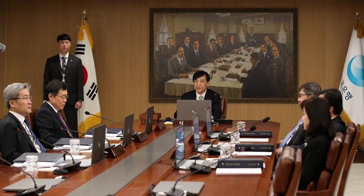 이주열 한국은행 총재가 17일 서울 중구 한국은행에서 열린 2020년 첫 금융통화위원회를 주재하고 있다. 사진=뉴시스
