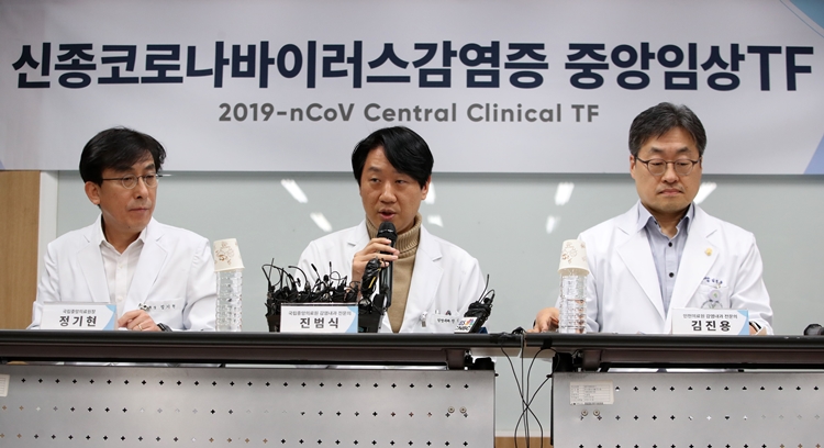 (왼쪽부터) 정기현 국립중앙의료원장, 진범식 국립중앙의료원 감염내과 전문의, 김진용 인천의료원 감염내과 전문의. 사진=뉴시스