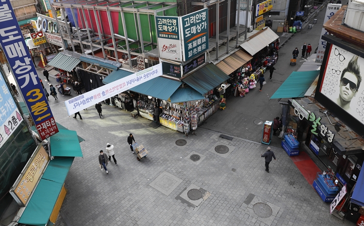 국내 코로나19 확진자가 4000명을 넘어선 지난 2일 오후 서울 중구 남대문시장이 한산한 모습을 보이고 있다. 사진=뉴시스