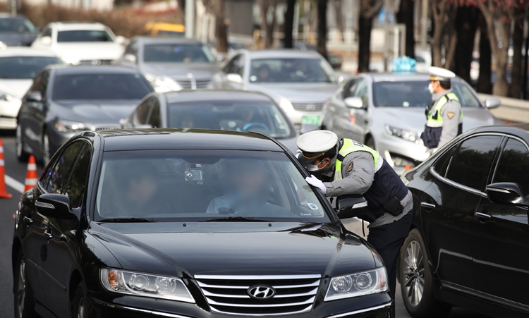 지난 2018년 12월2일 서울 서초IC 인근 도로에서 서초경찰서 경찰들이 전좌석 안전벨트 미착용 특별단속을 하고 있다. <사진=뉴시스><br>