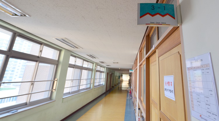 사상 첫 온라인 개학이 진행된 지난 9일 광주 서구 상일여자고등학교 3학년 교실이 한산한 모습을 보이고 있다. <사진=뉴시스><br>