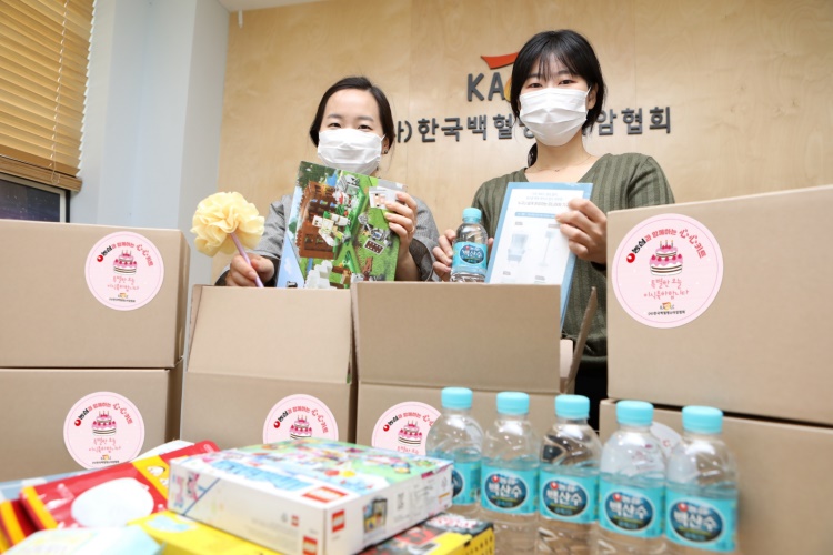 한국백혈병소아암협회 직원들이 농심 심심키트를 포장하고 있다