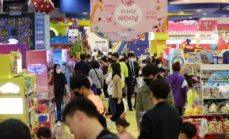어린이날인 5일 서울 구로구 한 대형마트 완구판매점에 어린이들과 부모님이 선물을 고르고 있다. <사진=뉴시스>