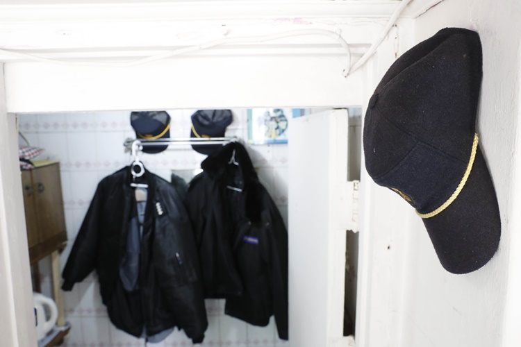 경비원 모자가 지난 11일 서울 강북구의 한 아파트 경비실 내부에 걸려 있다. <사진=뉴시스><br>