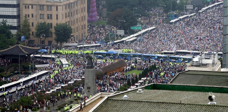 보수단체들이 지난 8월15일 서울 종로구 광화문 광장 주변에 대규모 집회를 이어가고 있는 모습.
