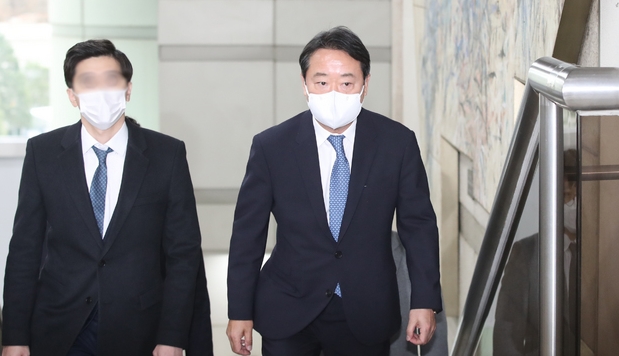 인보사 성분 조작 의혹에 관여한 혐의를 받는 이웅열 전 코오롱그룹 회장이 1차 공판에 출석하기 위해 지난해 12월 9일 서울중앙지방법원에서 법정으로 향하고 있다. <사진=뉴시스>