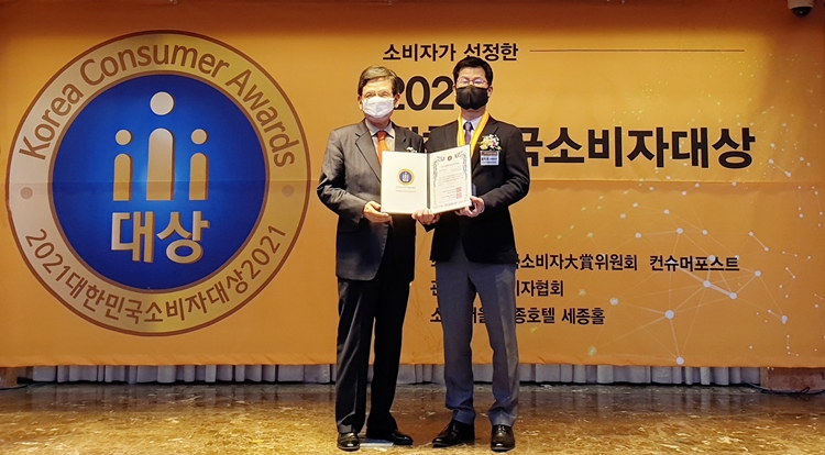 홍석우 시크릿다이렉트코리아 운영총괄 상무(오른쪽)가 이승남 한국소비자협회 고문으로부터 2021 대한민국소비자대상을 수상한 후 기념촬영을 하고 있다.