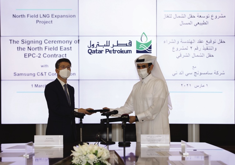 삼성물산 오세철 사장(좌)과 사드 빈 셰리다 알카비 카타르 국영 석유회사 회장이 노스필드 가스전 확장공사 패키지2 LOA에 서명하고 있다. 사진 삼성물산