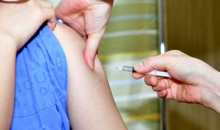지난 8일 오후 광주 동구 전남대학교병원 8동에서 의료인 대상 코로나19 아스트라제네카 백신 접종이 이뤄지고 있다. 사진=뉴시스