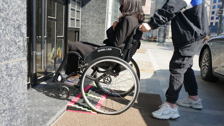 서울시는 휠체어 이용 장애인과 유아차 이용자들도 동네 약국, 식당, 한의원 같은 생활밀착형 소규모시설에 편리하게 진입할 수 있도록 동네가게에 '이동식 경사로'를 무료로 지원했다고 10일 밝혔다. 사진=뉴시스